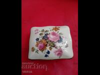 Cutie veche din porțelan pentru bijuterii