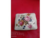 Старинна порцеланова кутийка за бижута