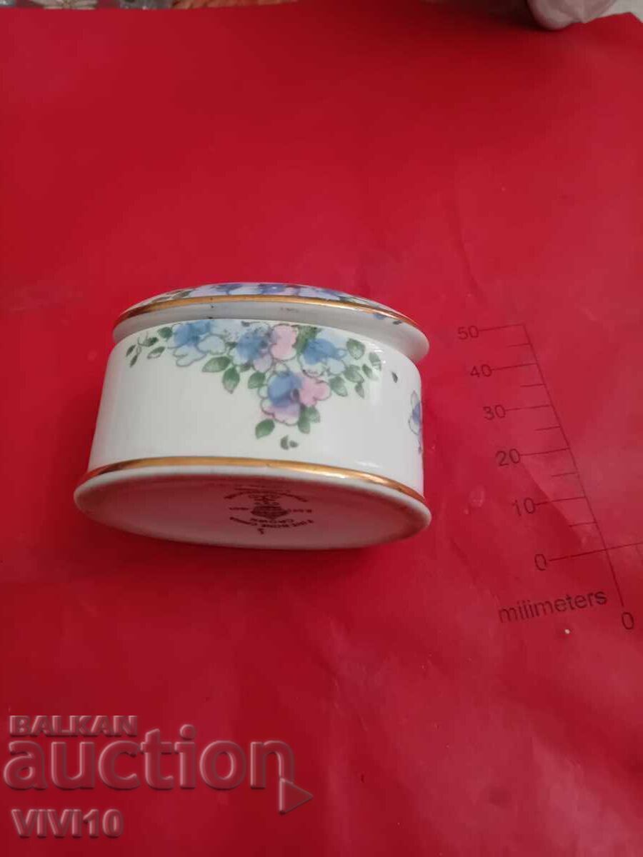 Cutie veche pentru bijuterii, porțelan cu preț € 15.00 | 29.34 BGN