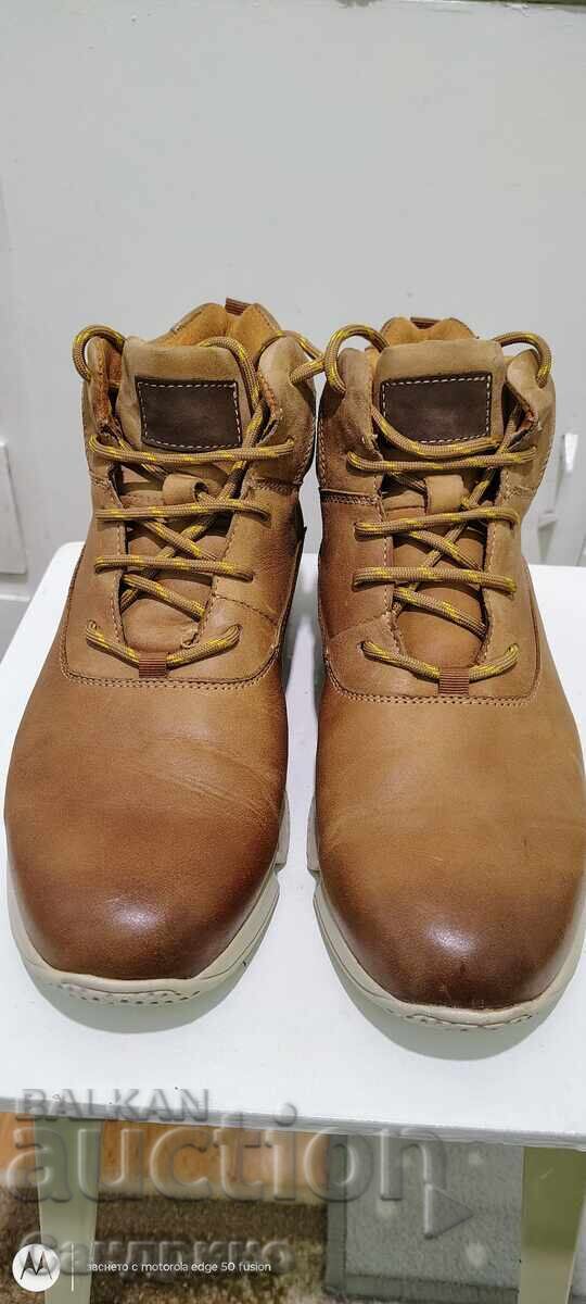 Selling new men's boots, size 44