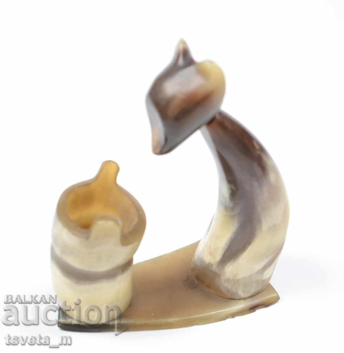 Figurină veche / suport de creion din corn cu preț 10.00 BGN | € 5.11