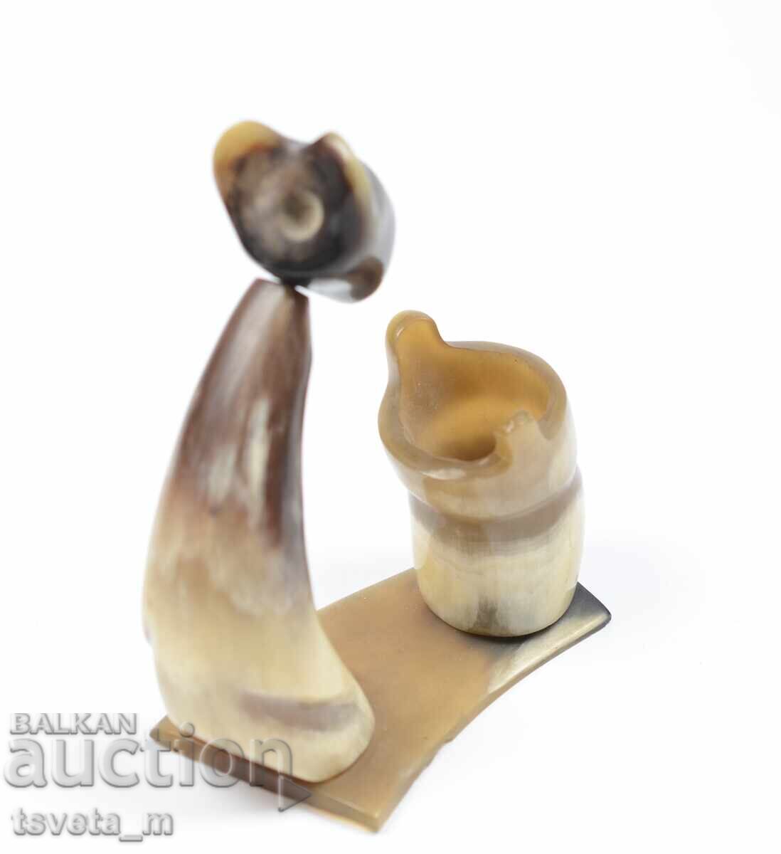 Livrarea Figurină veche / suport de creion din corn