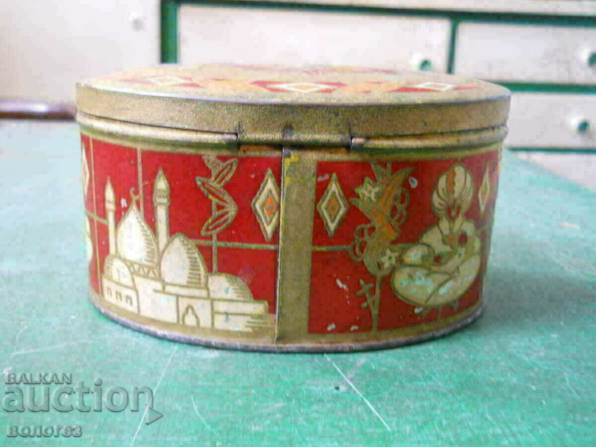 Licitație Cutie metalică veche pentru ceai cu motive orientale Licitație Cutie metalică veche pentru ceai cu motive orientale