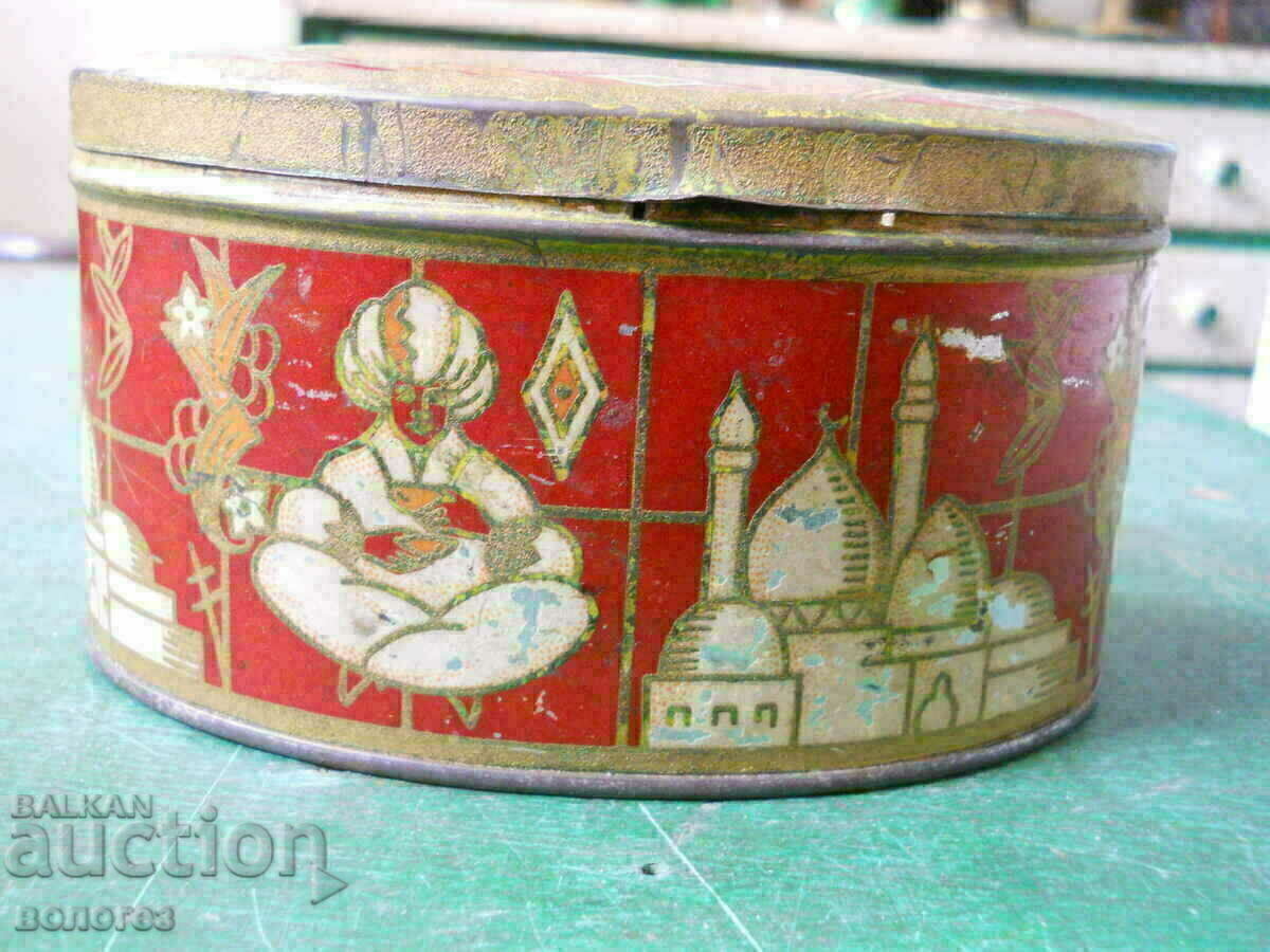 Cutie metalică veche pentru ceai cu motive orientale Cutie metalică veche pentru ceai cu motive orientale