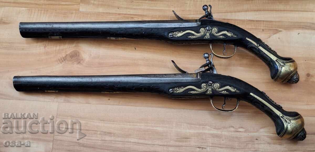 Pereche de pistoale pistol pistol pistol revolver boilie șușane cu preț € 1600.00 | 3129.33 BGN