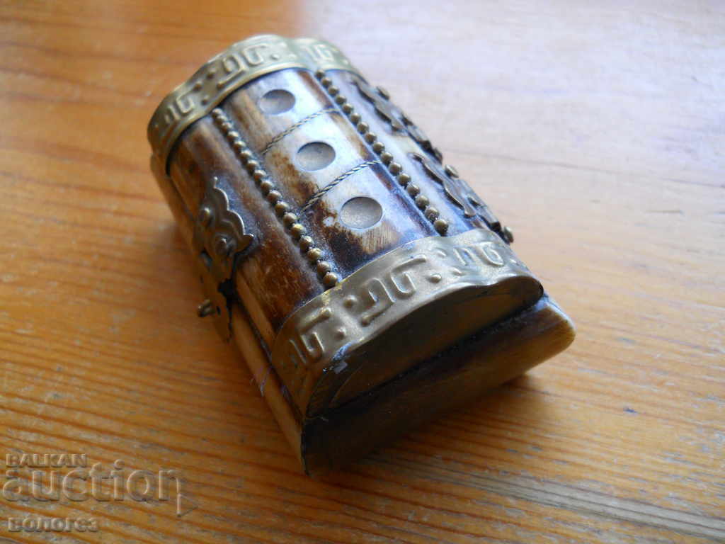 Δημοπρασία Αντίκα κουτί από κόκαλο καμήλας με μπρούτζινα στολίδια Δημοπρασία Αντίκα κουτί από κόκαλο καμήλας με μπρούτζινα στολίδια