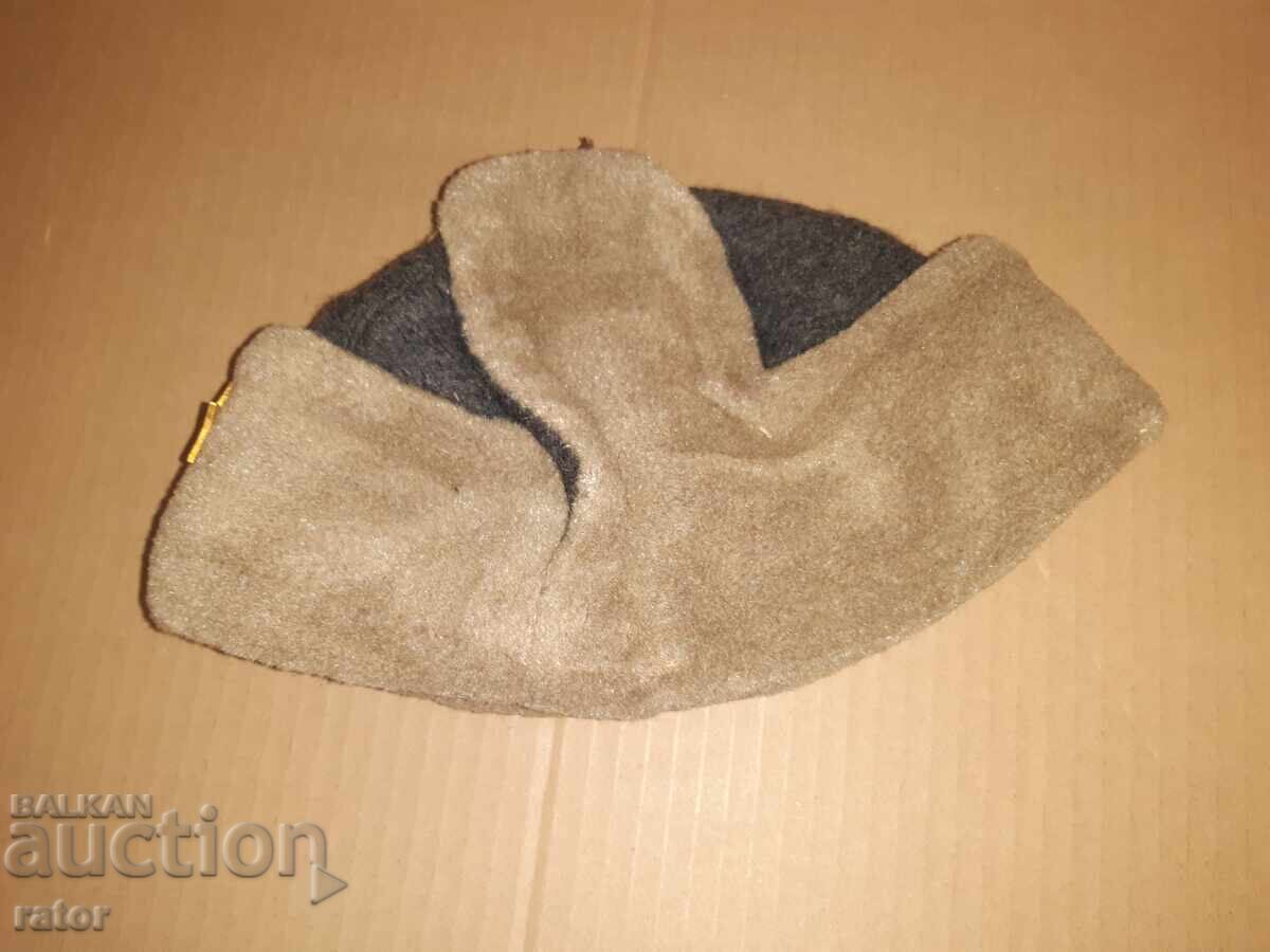 Cercel militar, pălărie, șapcă, uniformă - BNA, NRB cu preț 11.99 BGN | € 6.13 Cercel militar, pălărie, șapcă, uniformă - BNA, NRB cu preț 11.99 BGN | € 6.13