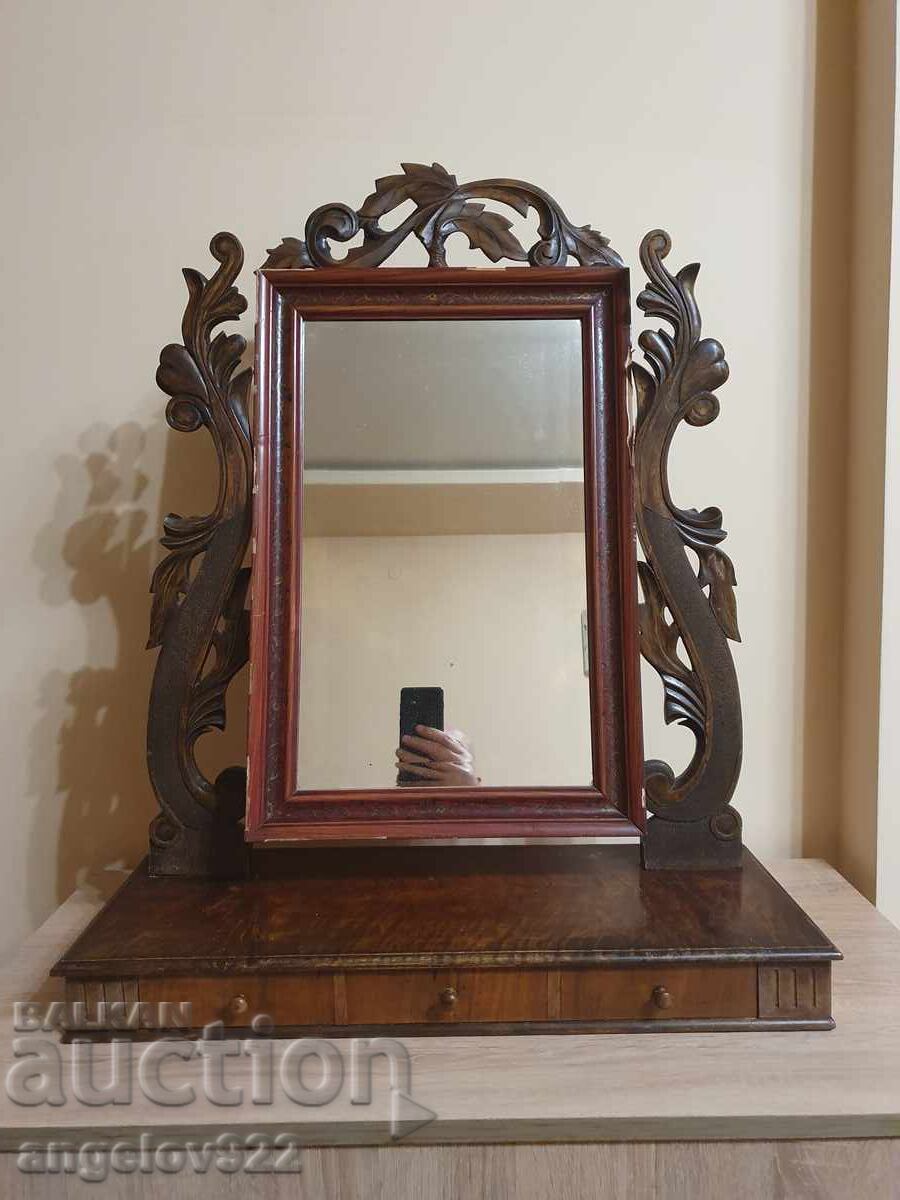 Frumoasa masa de toaleta vintage din lemn masiv!!! cu preț 0.01 BGN | € 0.01 Frumoasa masa de toaleta vintage din lemn masiv!!! cu preț 0.01 BGN | € 0.01