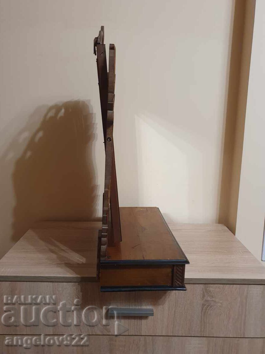 Доставка на Красива винтидж дървена тоалетката масив!!!