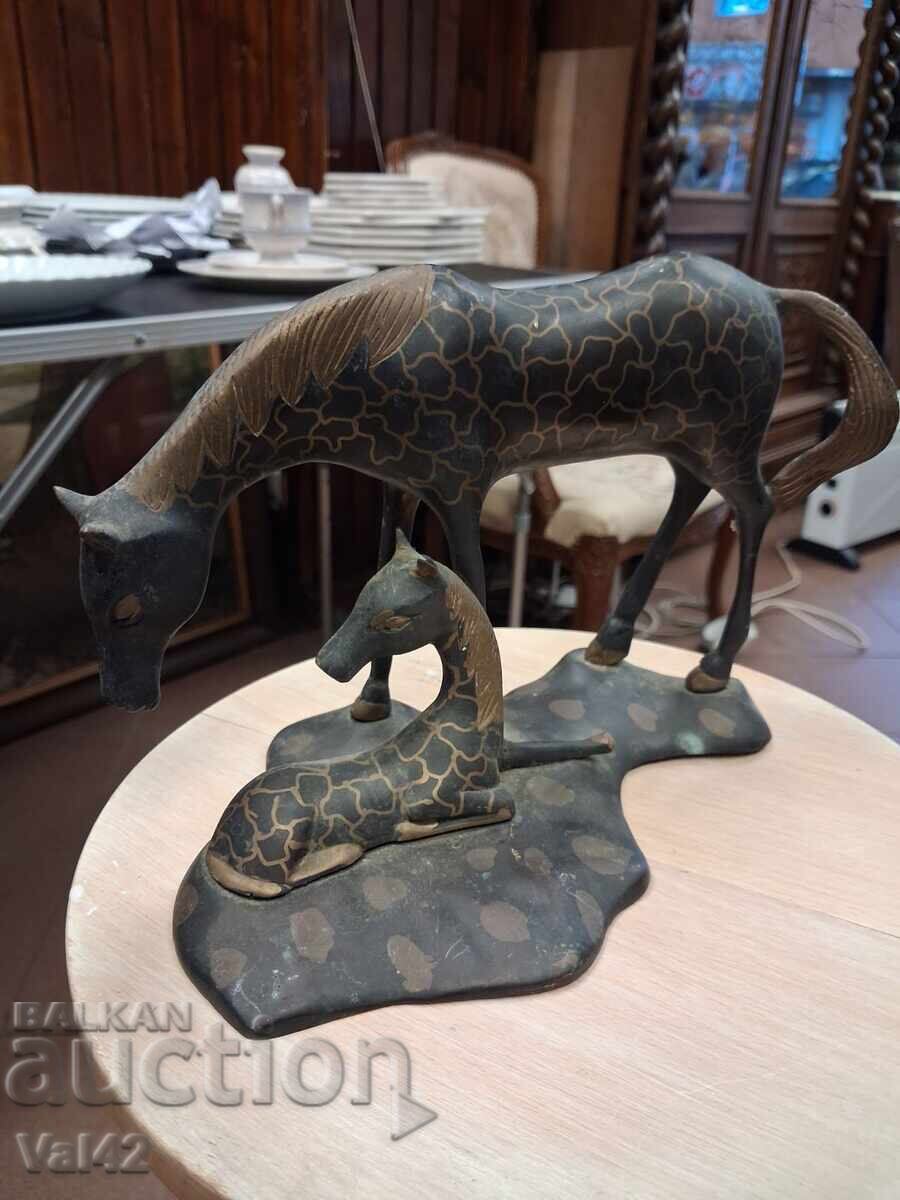 Sculptură figurativă din bronz – girafă și pui de girafă cu preț 27.00 BGN | € 13.80