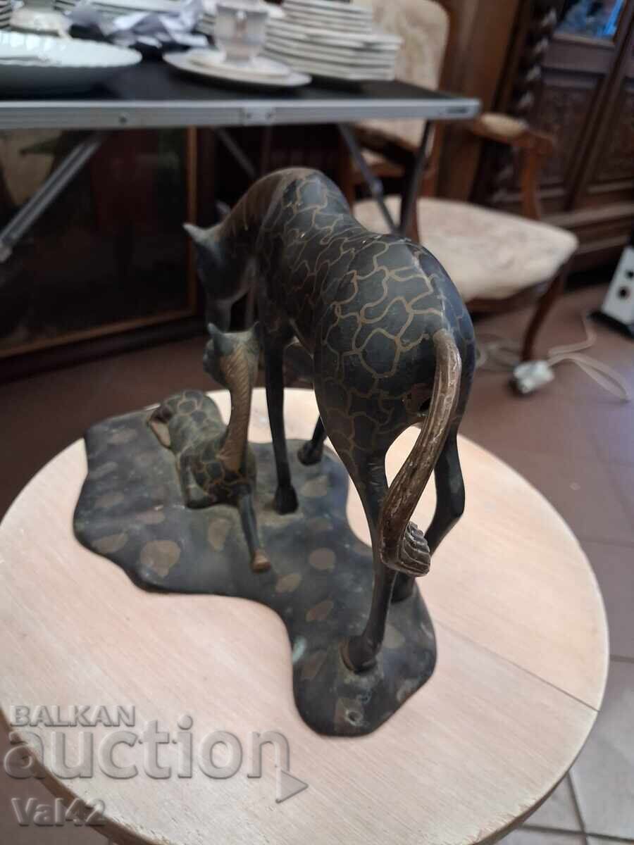 Licitație Sculptură figurativă din bronz – girafă și pui de girafă