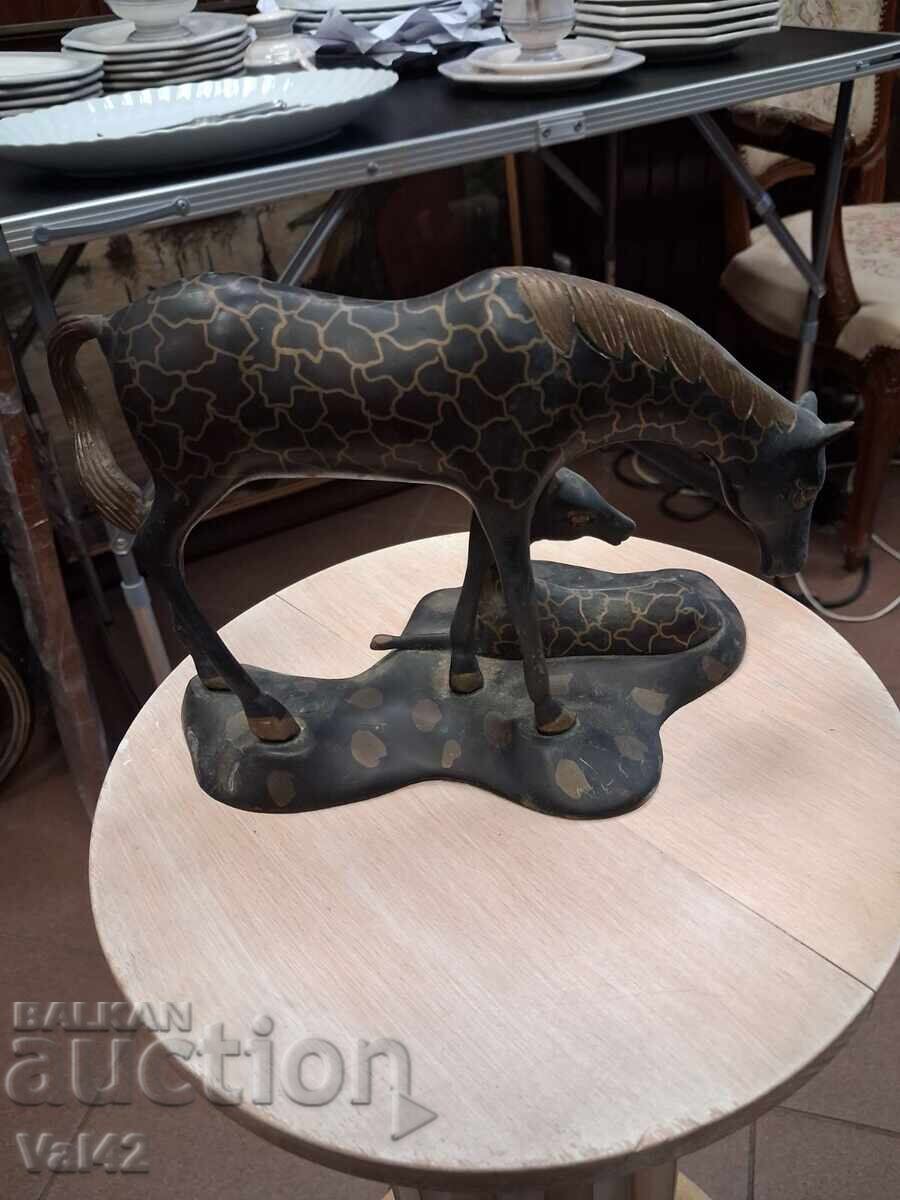 Livrarea Sculptură figurativă din bronz – girafă și pui de girafă