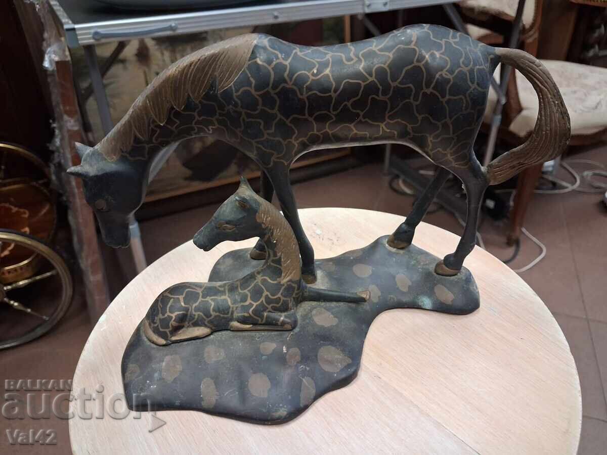 Sculptură figurativă din bronz – girafă și pui de girafă
