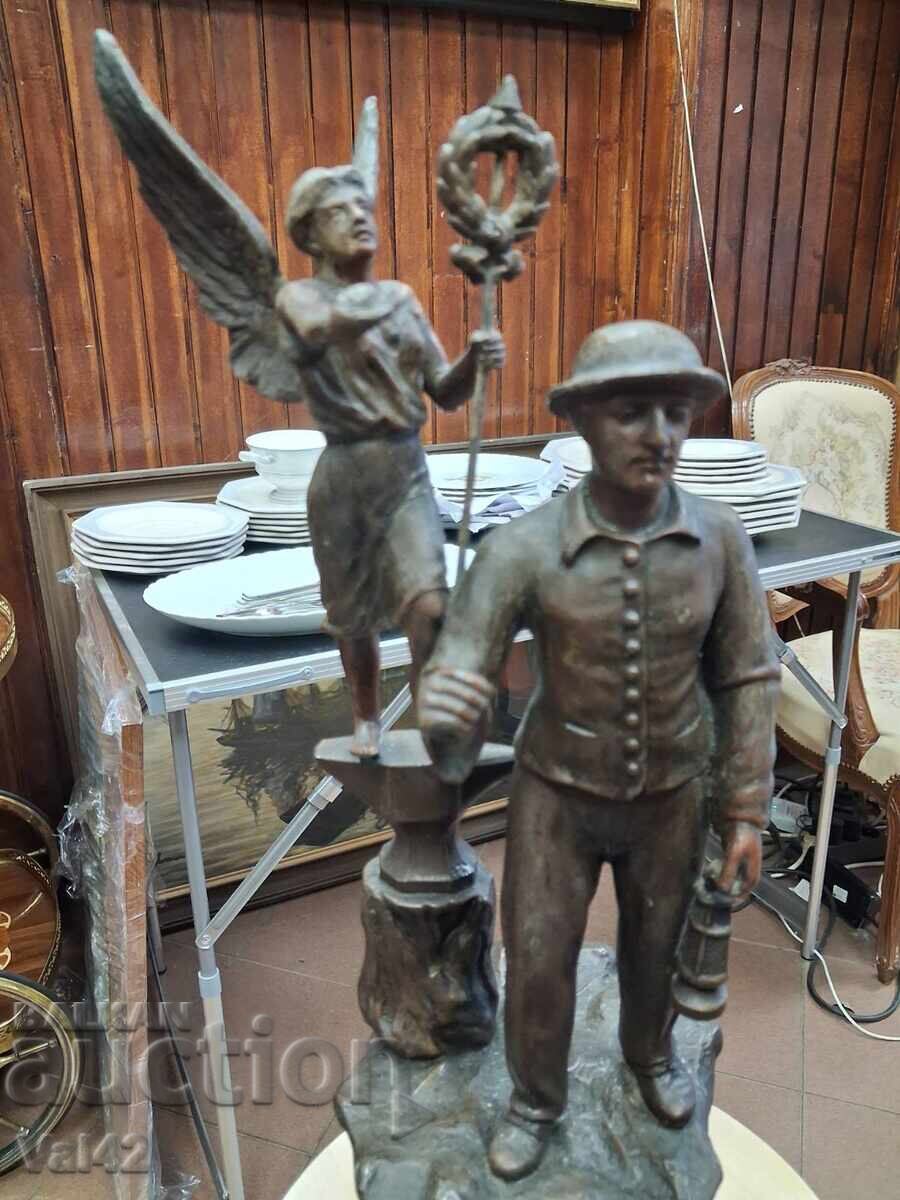 Sculptură figurativă metalică – Bărbat cu lanternă și figură cu aripi cu preț 6.61 BGN | € 3.38