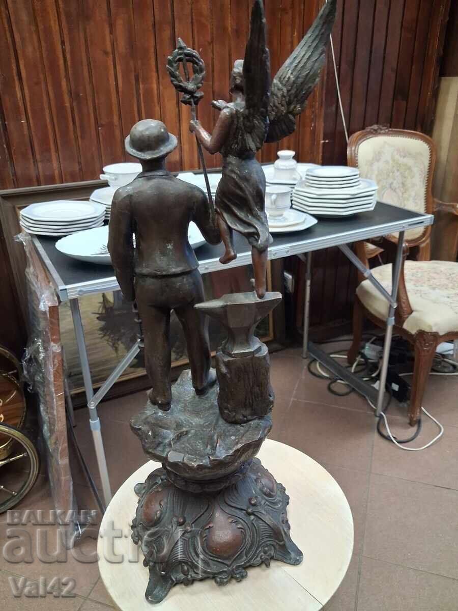 Livrarea Sculptură figurativă metalică – Bărbat cu lanternă și figură cu aripi
