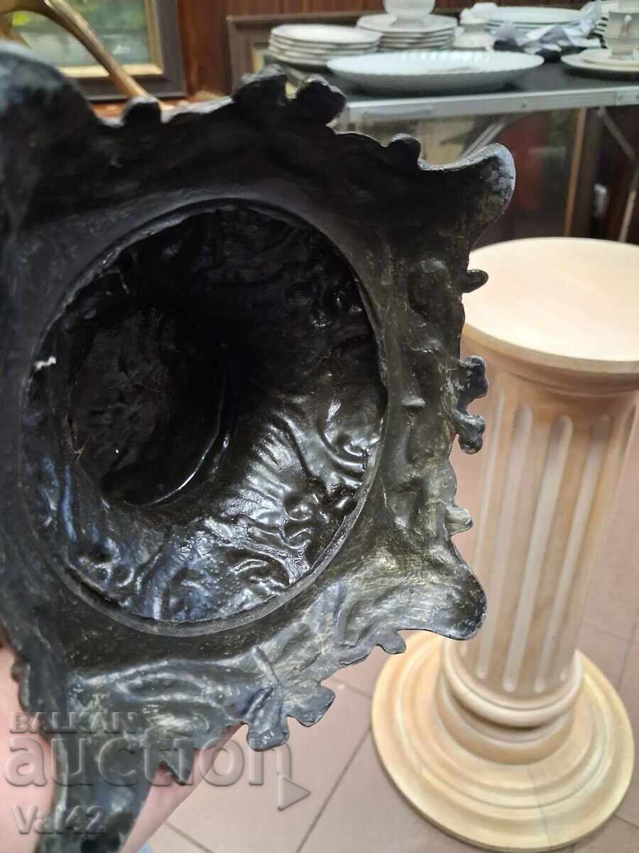 Sculptură figurativă metalică – Bărbat cu lanternă și figură cu aripi - 5