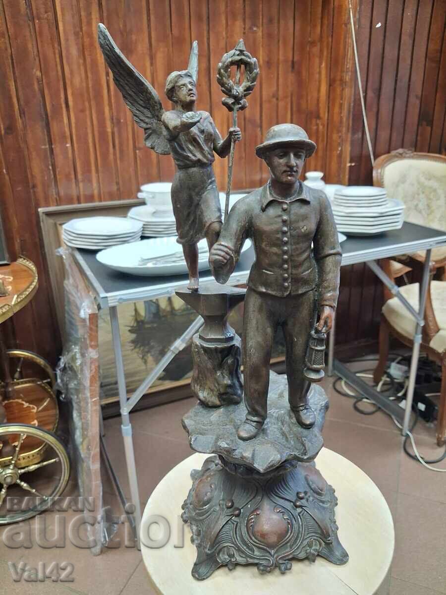 Sculptură figurativă metalică – Bărbat cu lanternă și figură cu aripi