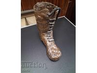 Figurină decorativă metalică „Cizmă” – semnată Johan