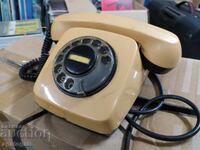 Telefoane vechi și un brad de Crăciun