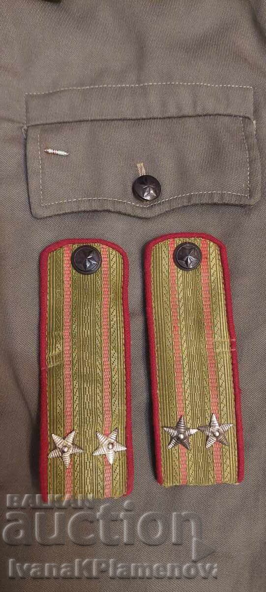 Στρατιωτικό μπουφάν και επωμίδες για συλλέκτες με τιμή 60.00 BGN | € 30.68