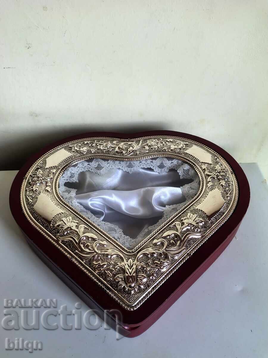 Страхотна Голяма Кутия Със Посребряване Сърце
