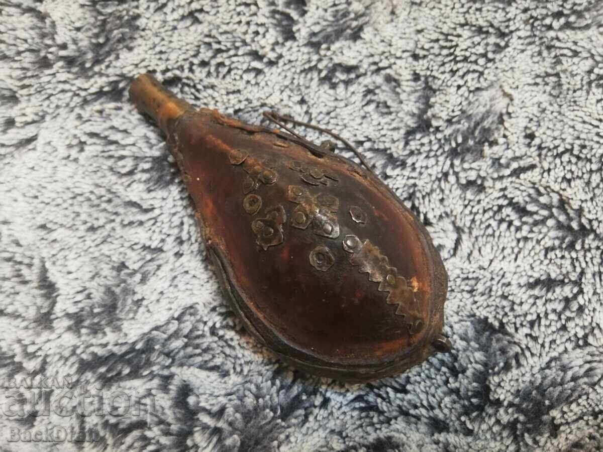 Veche autentică barutniță, curea pentru cartușe, suport pentru gloanțe, pistol, pușcă cu preț 2.50 BGN | € 1.28