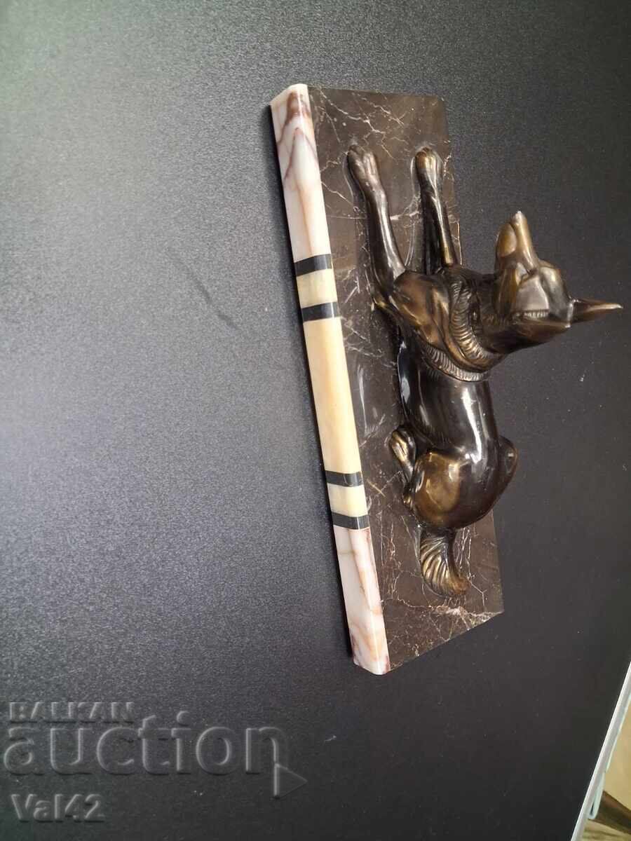 Figurină metalică de câine pe bază de marmură cu preț 0.01 BGN | € 0.01