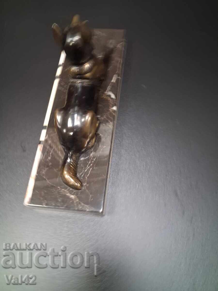 Licitație Figurină metalică de câine pe bază de marmură
