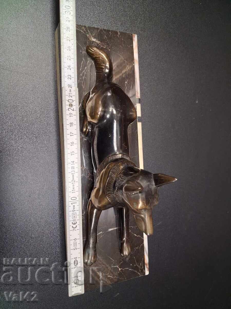 Livrarea Figurină metalică de câine pe bază de marmură