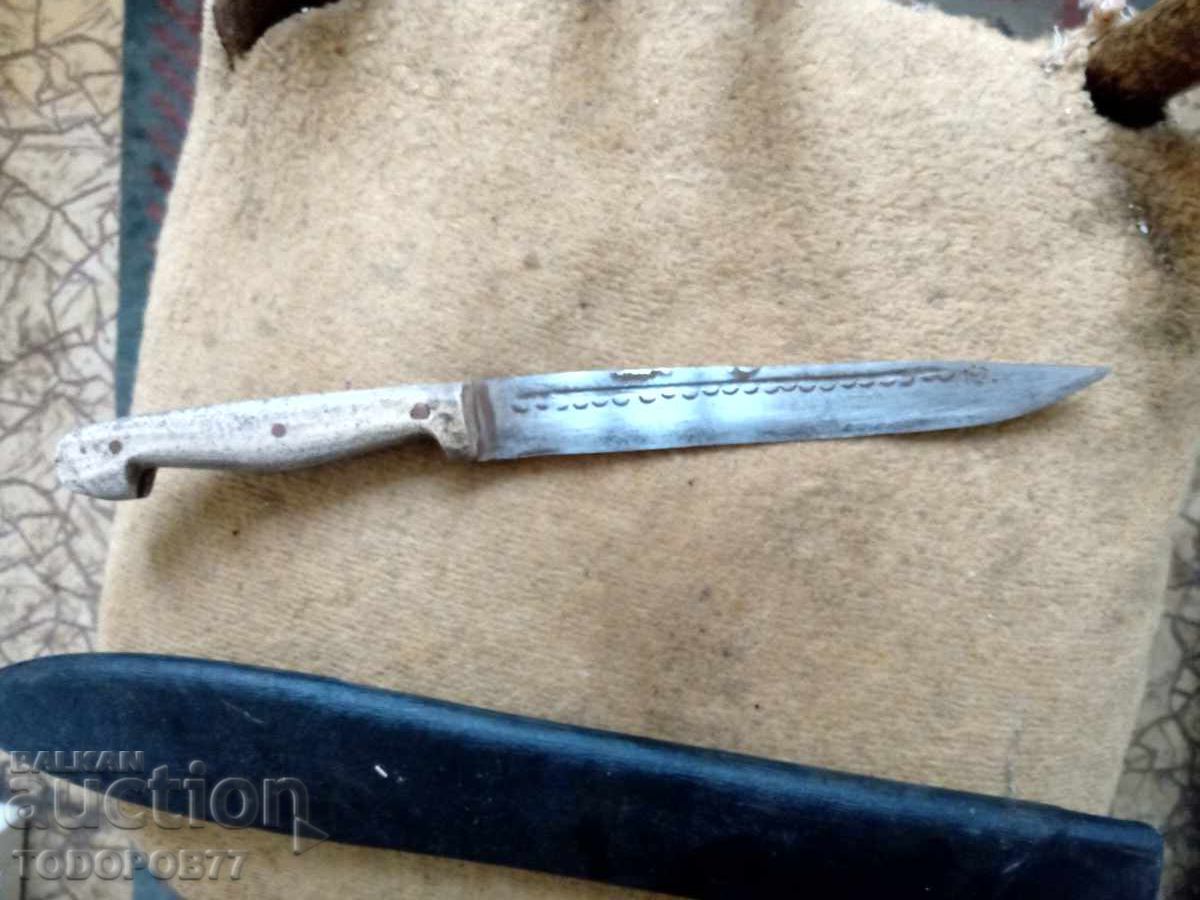 Ένα παλιό μαχαίρι με τιμή 60.00 BGN | € 30.68 Ένα παλιό μαχαίρι με τιμή 60.00 BGN | € 30.68