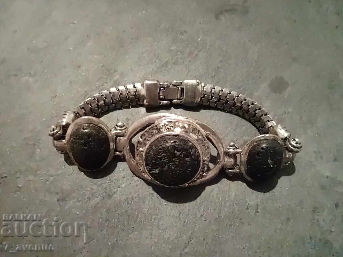 Аукцион Стара гривна с лава  камъни 3.12.25