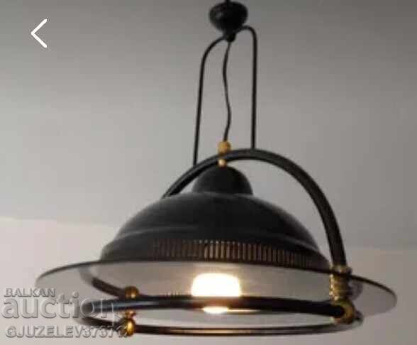 Αυτό το κρεμαστό φωτιστικό σώμα από μέταλλο και γυαλί, αγορασμένο στην Ανατολική