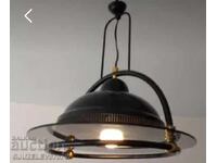 Acest corp de iluminat suspendat din metal și sticlă, cumpărat în Estul