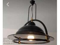 Този висящ лампен блок от метал и стъкло, закупен в Източна