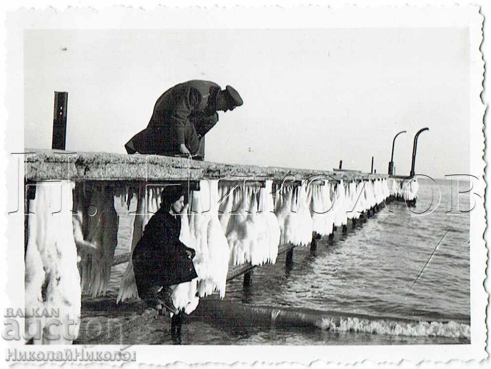 SMALL OLD PHOTO MILITARY VARNA WINTER WALK ON THE QUAY E647