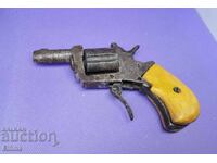 Revolver retro metalic cu capsule – peste 50 de ani