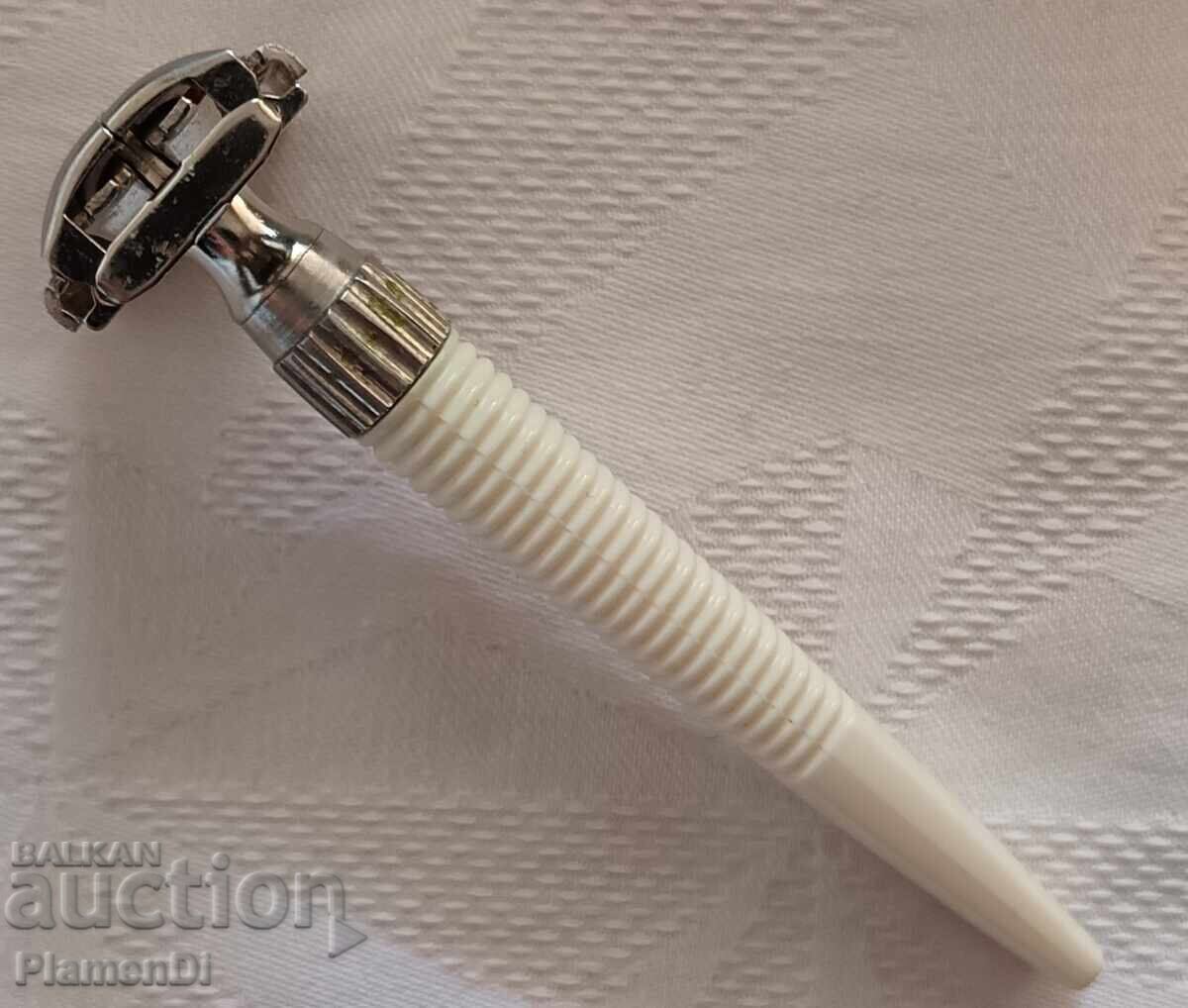 Винтидж самобръсначка Gillette Slim Twist. с цена € 15.40 | 30.12 лв.