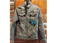 Jachetă de blugi gri de la marca IGA, cu aspect uzat și patch ICO