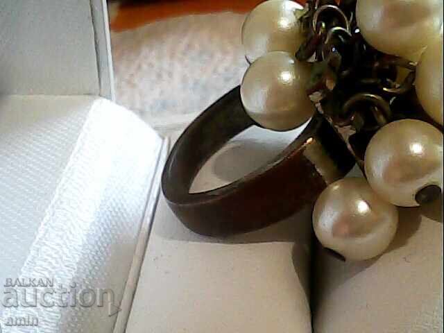 Δημοπρασία ένα δαχτυλίδι Δημοπρασία ένα δαχτυλίδι