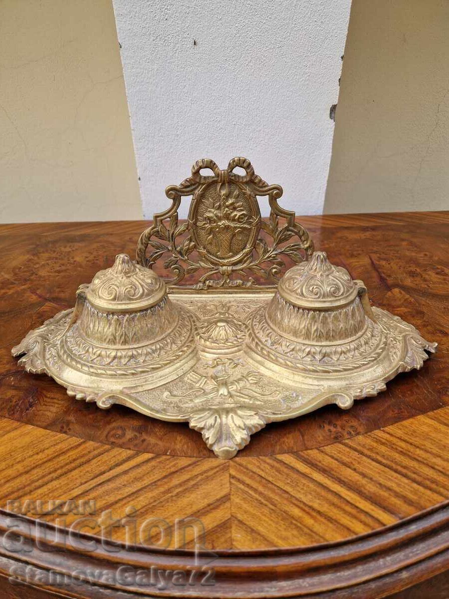 Прекрасна антикварна колекционерска английска бронзова масти с цена € 152.37 | 298.01 лв.