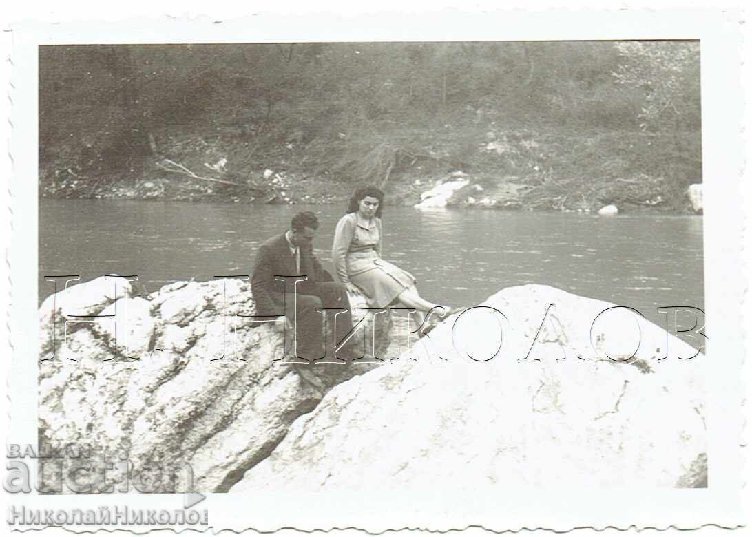 1943 SMALL OLD PHOTO V. TARNOVO SOLDIER WITH WIFE E660