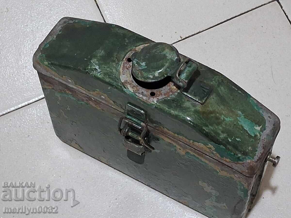 Аукцион Армейска метална кутия с акумулатор сандъче WW2 Аукцион Армейска метална кутия с акумулатор сандъче WW2