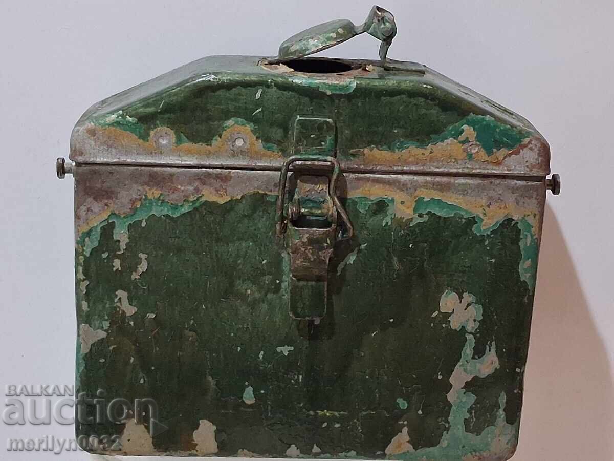 Армейска метална кутия с акумулатор сандъче WW2 Армейска метална кутия с акумулатор сандъче WW2