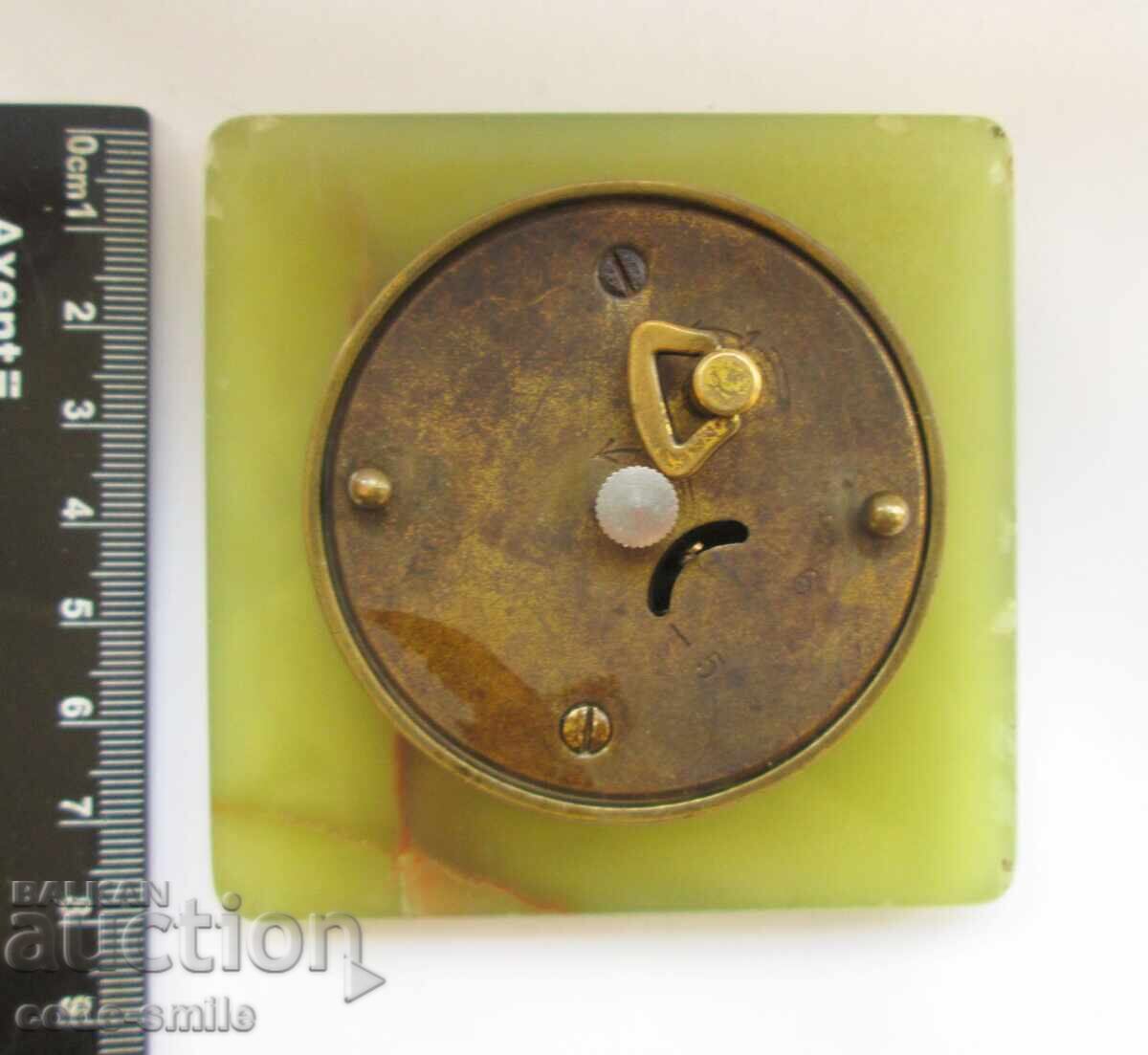 Интересен стар настолен преносим часовник от Алабастър с цена 140.00 лв. | € 71.58 Интересен стар настолен преносим часовник от Алабастър с цена 140.00 лв. | € 71.58