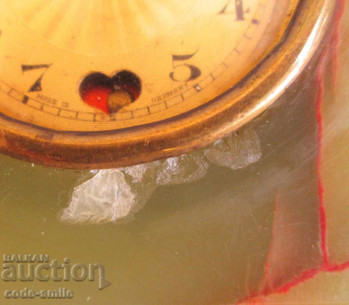 Доставка на Интересен стар настолен преносим часовник от Алабастър Доставка на Интересен стар настолен преносим часовник от Алабастър