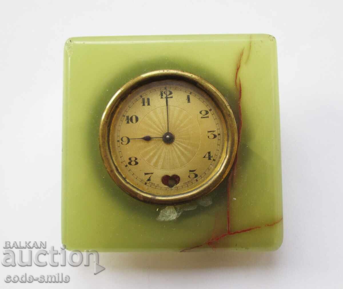 Интересен стар настолен преносим часовник от Алабастър Интересен стар настолен преносим часовник от Алабастър