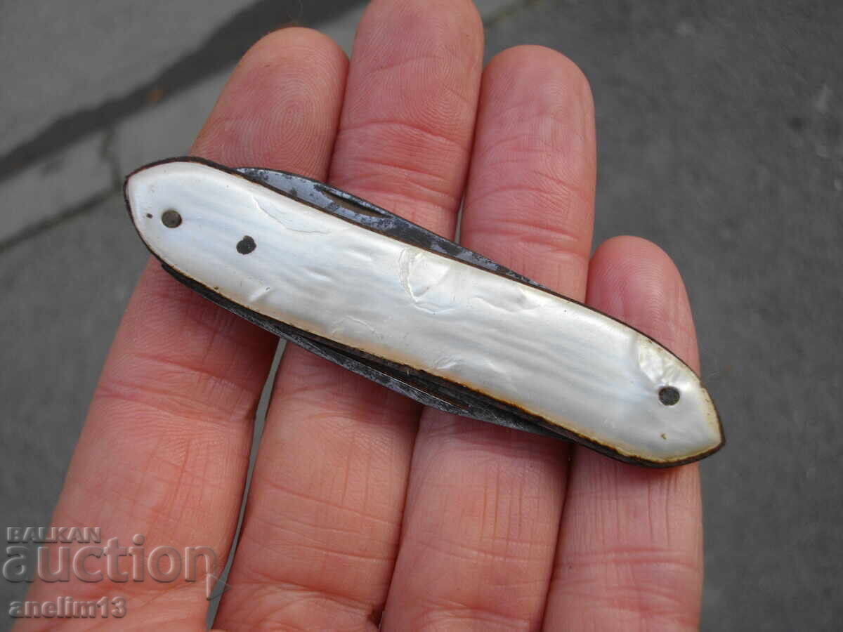 CUIT DE BUZUUNAR DE COLECȚIE cu preț 45.00 BGN | € 23.01 CUIT DE BUZUUNAR DE COLECȚIE cu preț 45.00 BGN | € 23.01