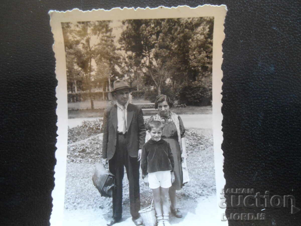 În parcul Ovcha Kupel, după baie, 10.VII.43, Foto "PROLET" În parcul Ovcha Kupel, după baie, 10.VII.43, Foto "PROLET"