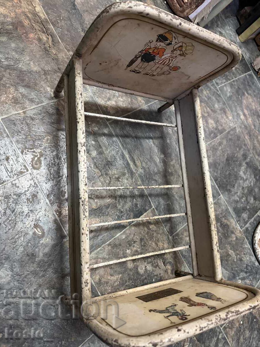 Παράδοση Παλιό μεταλλικό παιδικό κρεβάτι κούκλας-παιχνίδι