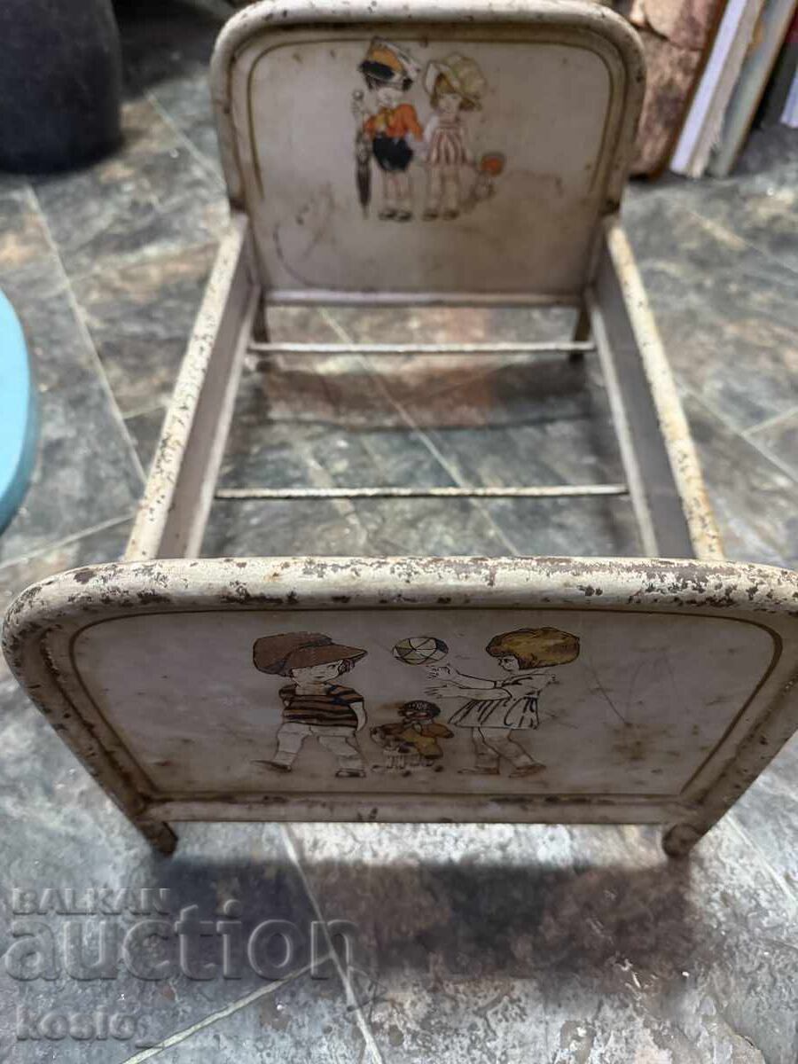 Vechi pat metalic pentru păpuși, jucărie